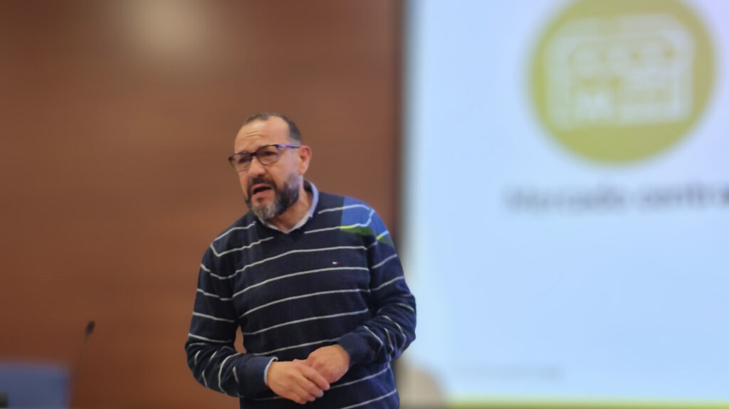 Juan Carlos Trujillo Mondéjar presenta el Espacio de Datos AgroVAL-AI en la Universidad de Alicante durante su primera presentación pública en la Comunitat Valenciana.